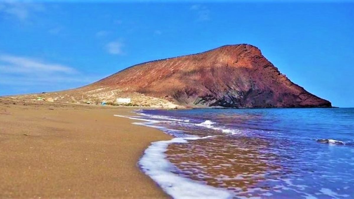 Playa de La Tejita and the Monta&ntilde;a Roja headland