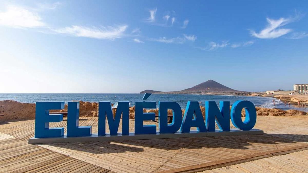 The El M&eacute;dano sign on the seafront boardwalk